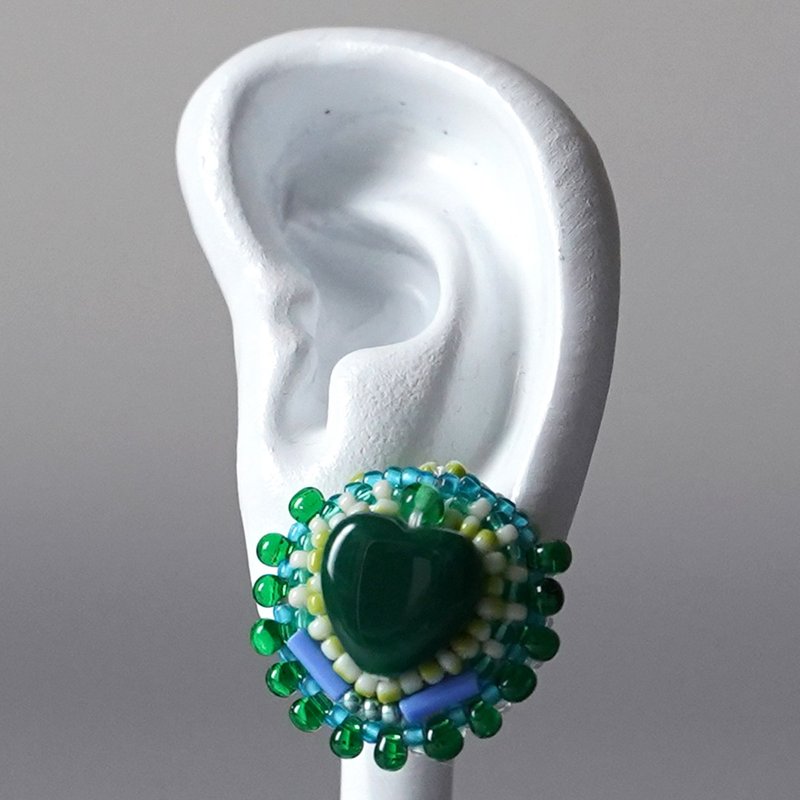 おしゃべりなイヤリング ピアス No.38 グリーンのハートモチーフ×ブルー ビーズ刺繍デザイン 大ぶり サージカルステンレス 金具選択可 - 耳環/耳夾/耳骨夾 - 塑膠 綠色