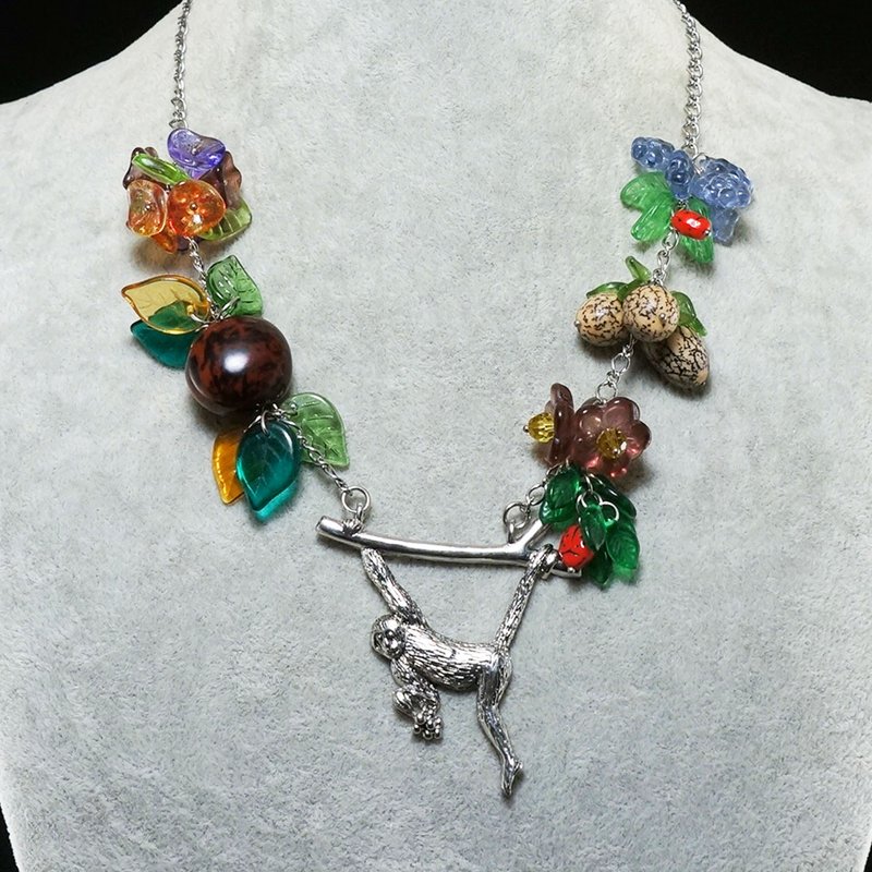 Multicolor Monkey Necklace Tropical Jungle Orangutan on Branch Pendant Jewelry - 項鍊 - 玻璃 多色