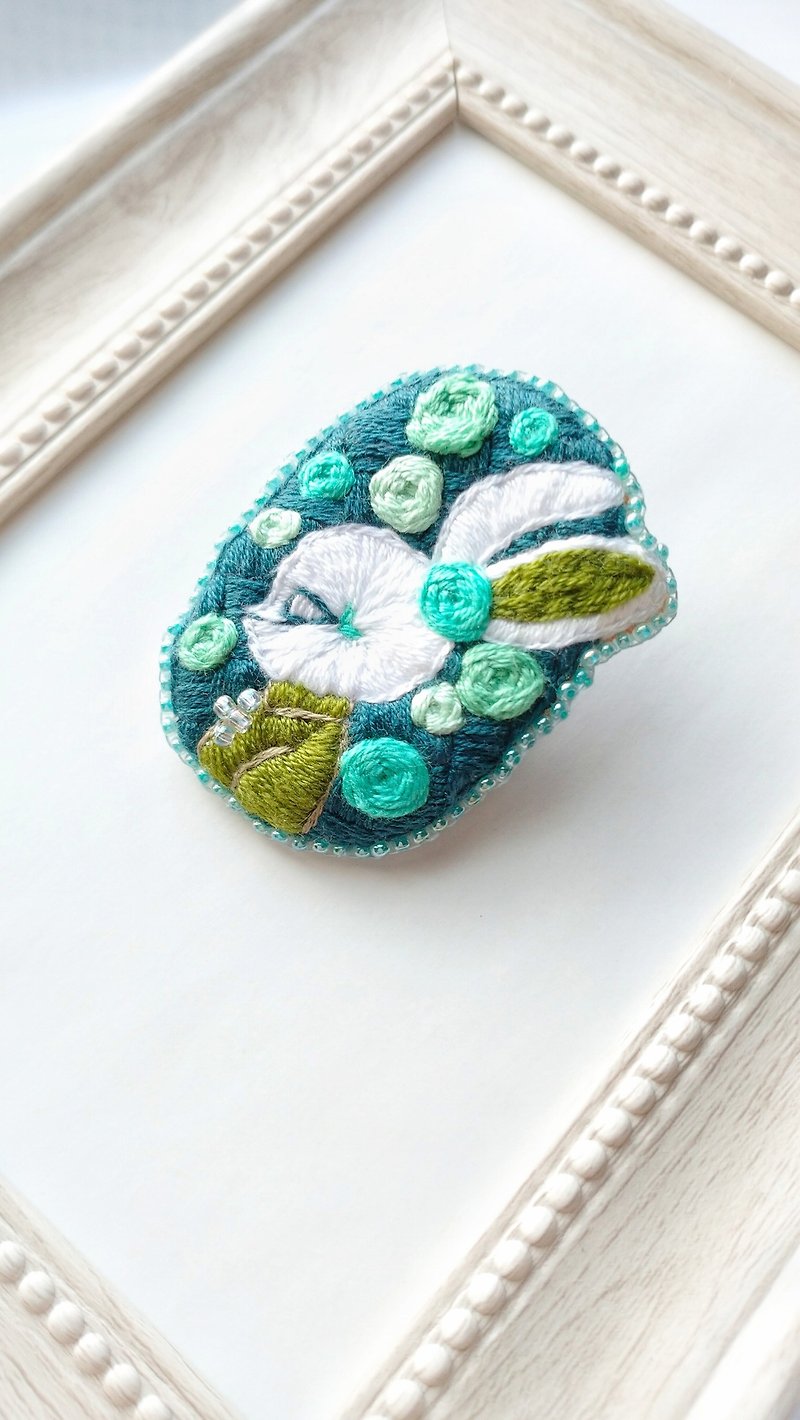 Rabbit and Rose Embroidered Brooch【Green】 - เข็มกลัด - งานปัก สีเขียว