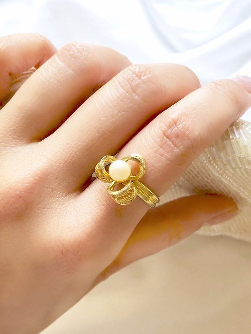 BOITE LAQUE Vintage Floral Pearl Gold Statement Ring