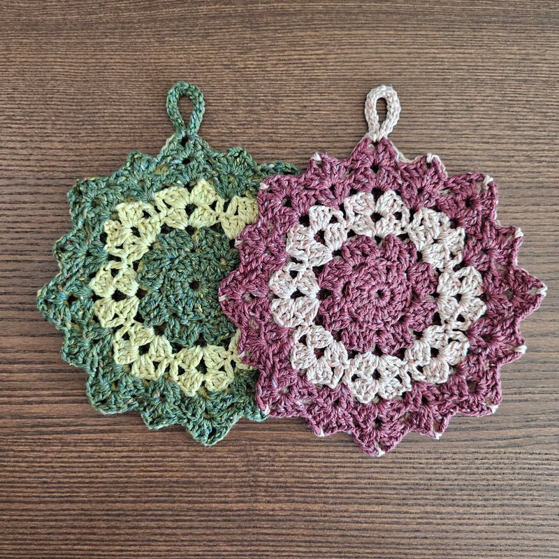 Handmade trivet in grandma's style - ที่รองแก้ว - ผ้าฝ้าย/ผ้าลินิน สีแดง