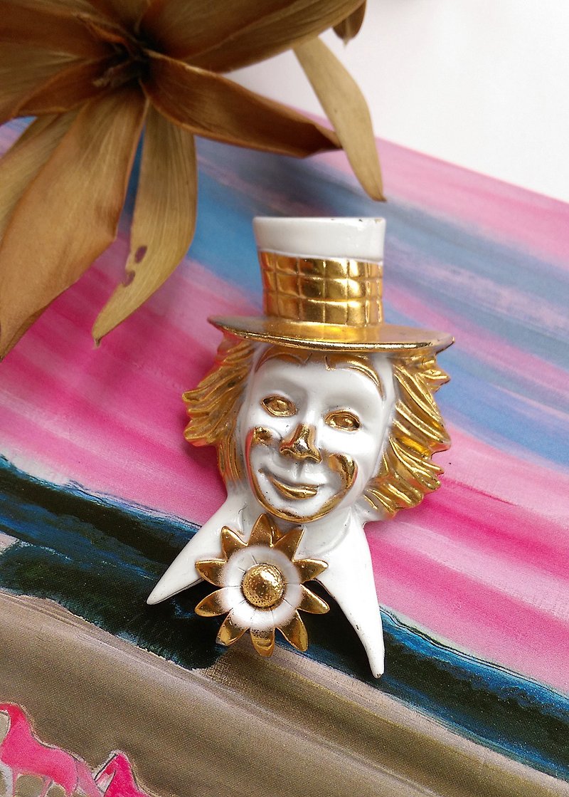 Western antique ornaments. Mr. White Enamel Clown Pin - เข็มกลัด/พิน - โลหะ ขาว