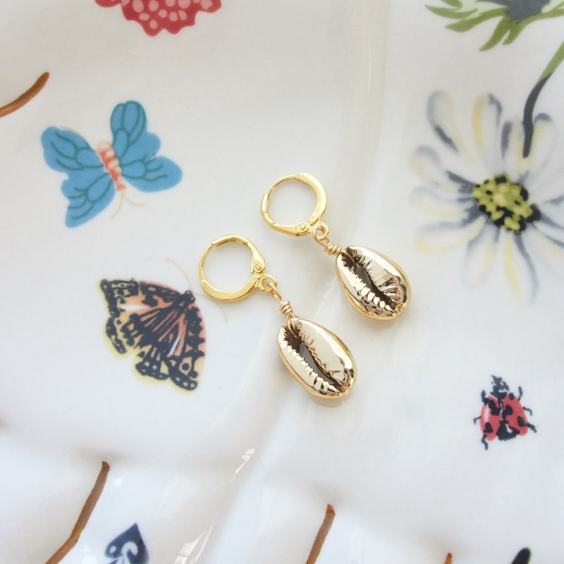 Hoop earrings with gold plated shells - 耳環/耳夾/耳骨夾 - 貝殼 金色