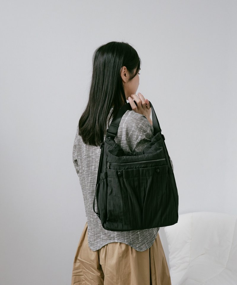 supportingrole Puffy, Sleek-Lined Convertible Shoulder Bag & Tote in Black - กระเป๋าแมสเซนเจอร์ - ไฟเบอร์อื่นๆ สีดำ