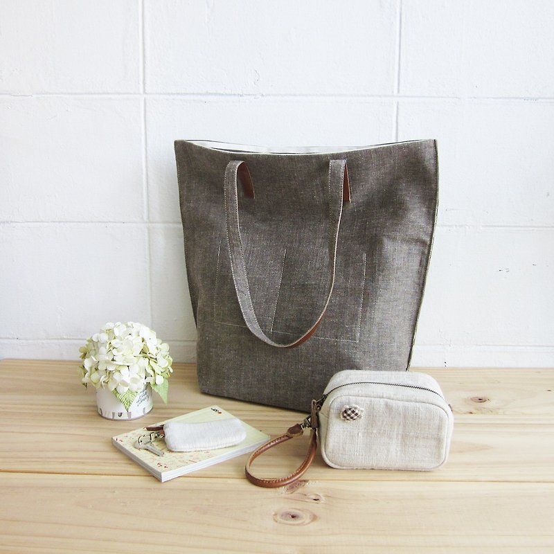 Simple Tote Bags Medium Size Botanical Dyed Linen-Cotton Blend Deep Brown Color - กระเป๋าแมสเซนเจอร์ - พืช/ดอกไม้ สีเทา