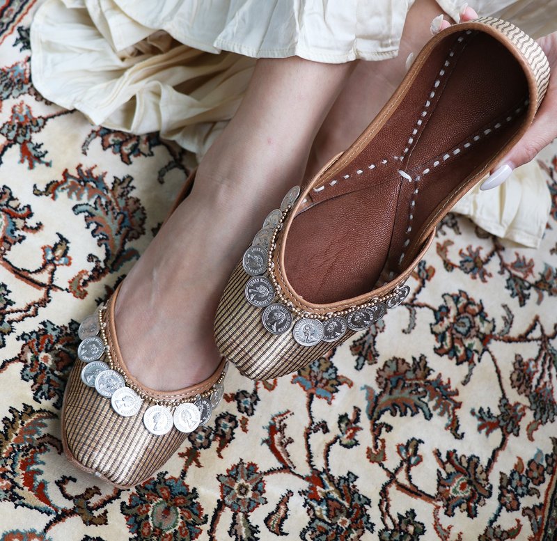 【錢幣】印度風情/銀幣點綴/手工刺繡鞋 - 女休閒鞋/帆布鞋 - 真皮 咖啡色