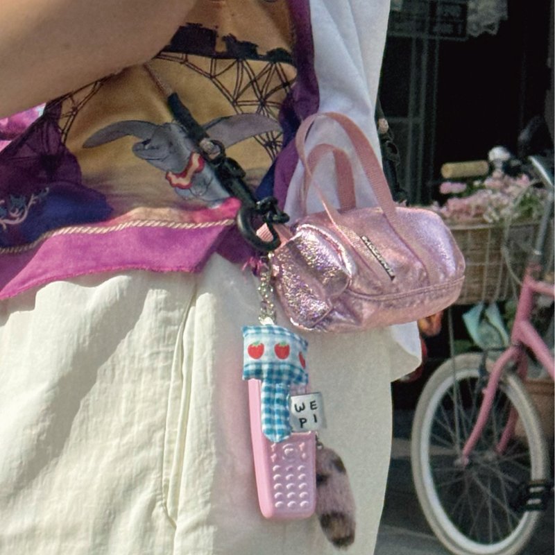 Flufy key - strawberry / handmade mini keychain doll present charm - 鑰匙圈/鑰匙包 - 其他材質 