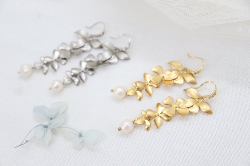 Dazzling Wild Orchid Bloom Earrings with CZ Sparkle Hooks Elegant Wild Orchid - 耳環/耳夾/耳骨夾 - 珍珠 