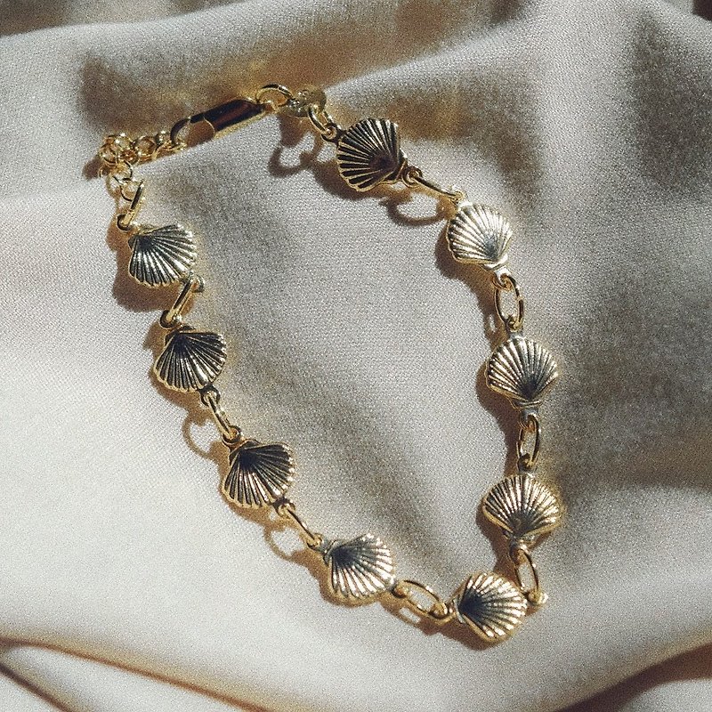 Precious Metals Bracelets Gold - 18K gold filled 18K gold-infused mermaid seashell bracelet