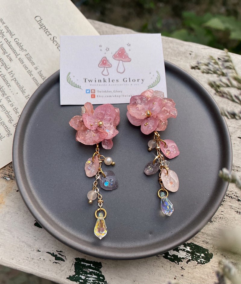 พืช/ดอกไม้ ต่างหู สึชมพู - Sweet Hydrangea - Pink petals earrings ต่างหูดอกไฮเดรนเยียสีชมพู
