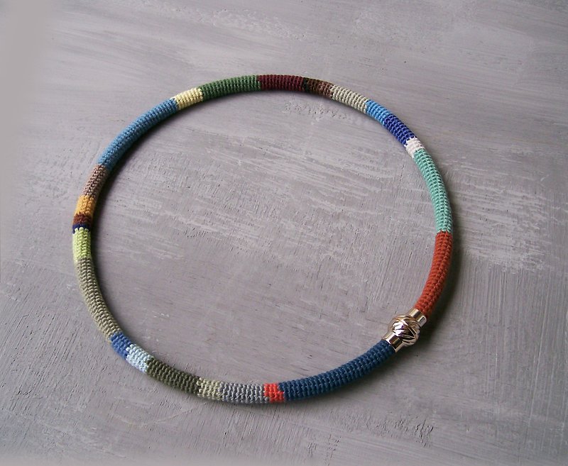 磁気クラスプ付きカラフルかぎ針編みメンズチョーカーネックレス - ネックレス - 刺しゅう糸 多色