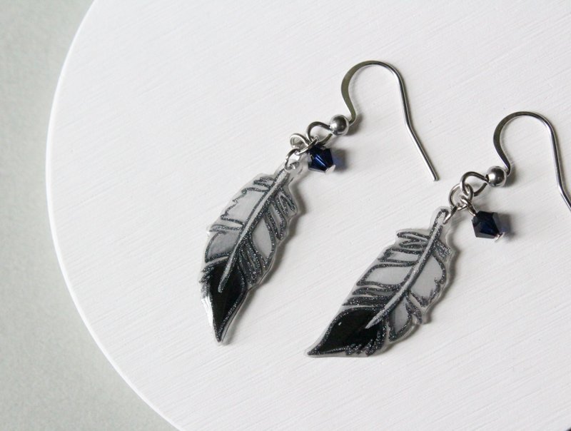 【Shrink plastic】Black feather earring/ clip-on - ต่างหู - เรซิน สีดำ