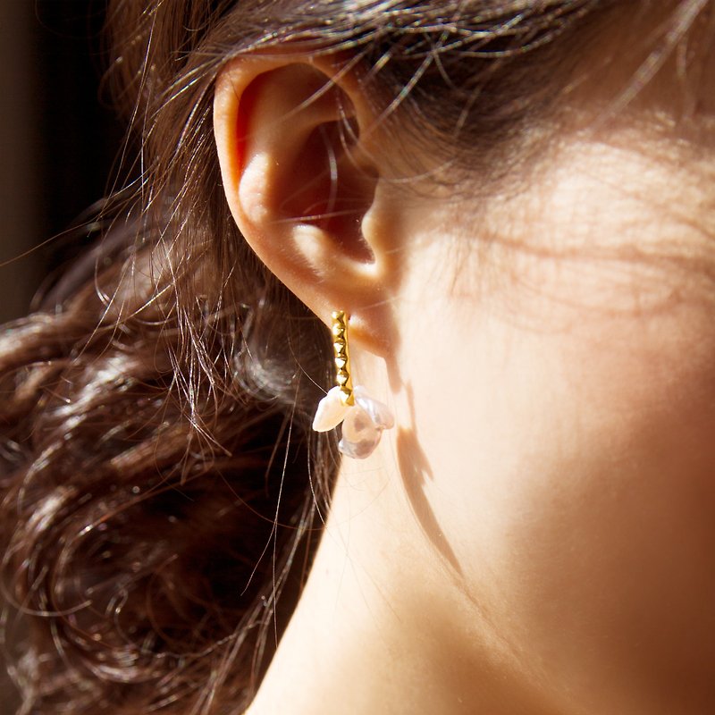 Marigold Pearl Earrings Fleur Diamante - ต่างหู - ไข่มุก สีทอง