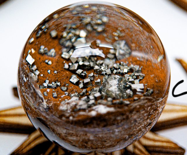 金銭を引き寄せるパイライトの置物 (黄鉄鉱) Amazon.co.jp: [幸福の石] パイライト 黄鉄鉱 130g台付き 原石