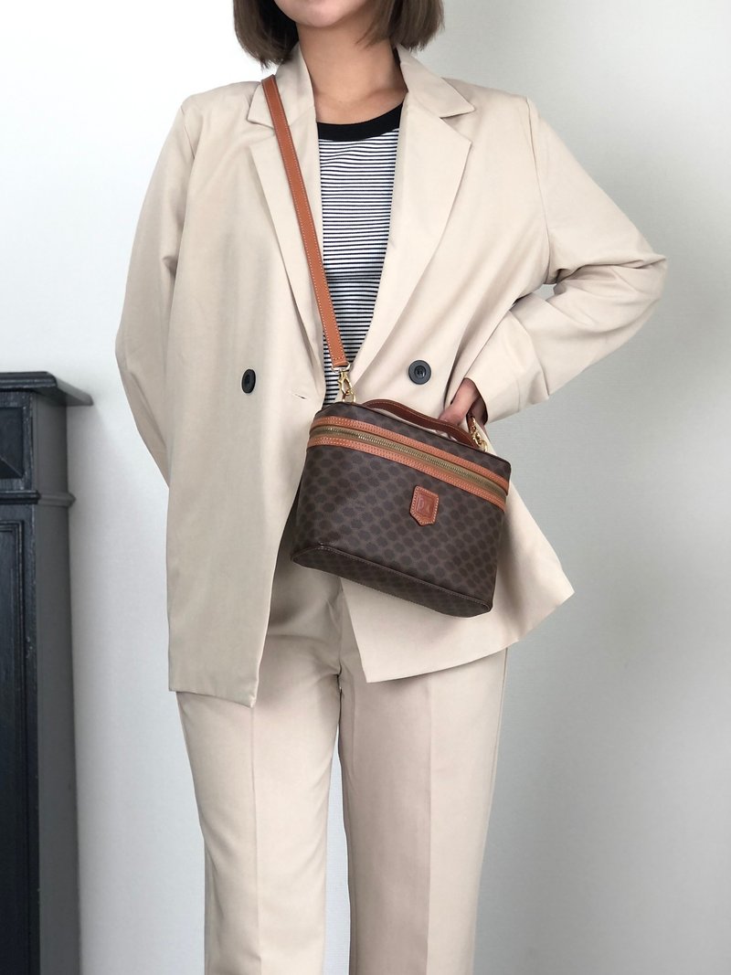 【 日本直送　名牌中古包 】CELINE マカダム ショルダーバッグ ブラウン ブラゾン型押し PVCレザー 2way バニティバッグ  vygm63 - 側背包/斜背包 - 防水材質 咖啡色