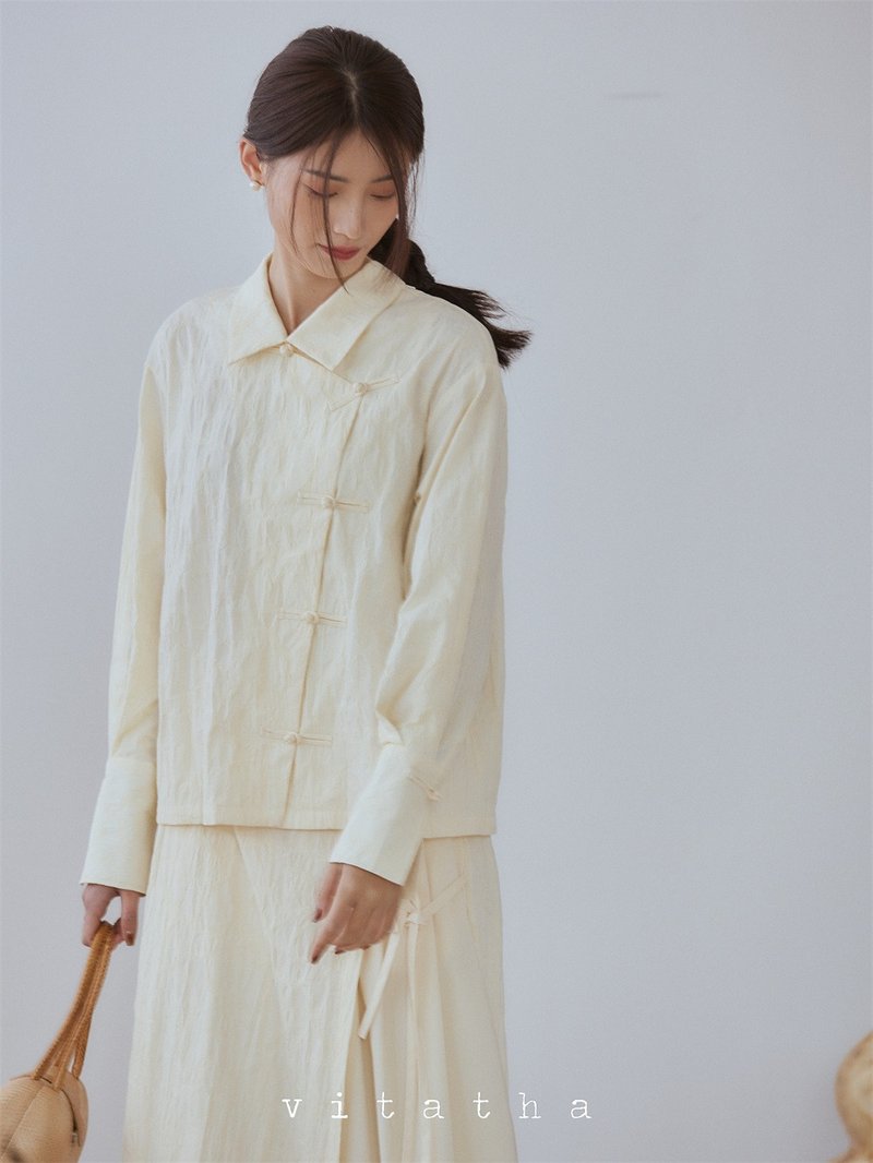 酪白 3色 東方冒險 新中式國風暗紋斜襟寬松一字盤扣襯衫 - 女襯衫 - 棉．麻 白色