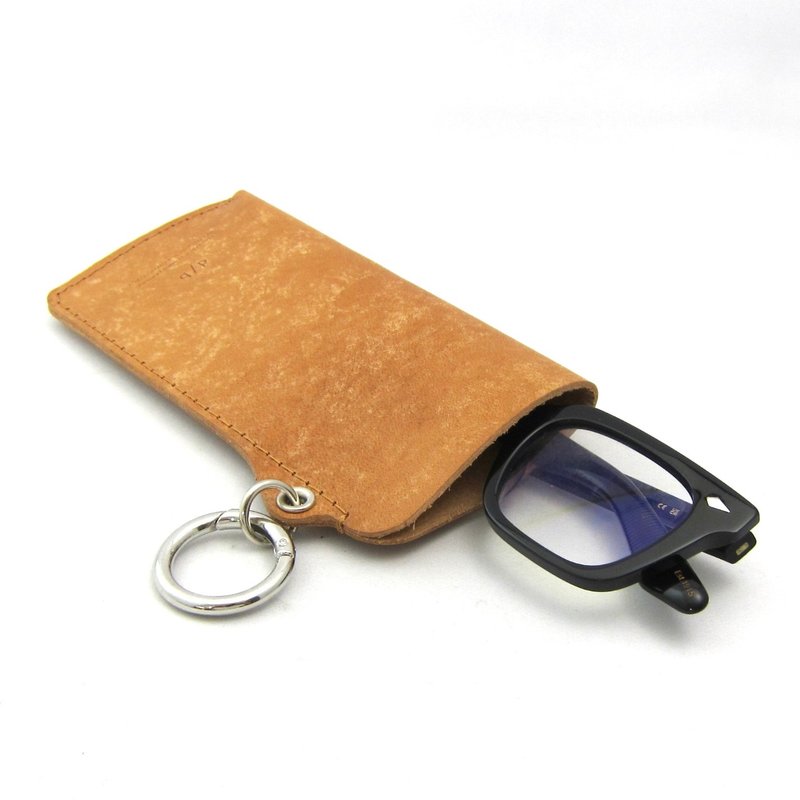 Glasses case, eyeglass case, sunglasses, reading glasses, simple, slim, carabiner, neck strap, genuine leather, antique style, oil buff, made in Italy, veal leather - กล่องแว่น - หนังแท้ สีกากี