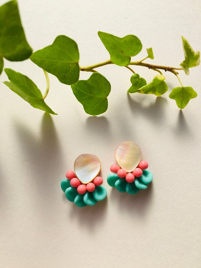 Frilled earrings with shell and glass beads Mint green - ต่างหู - เปลือกหอย สีเขียว