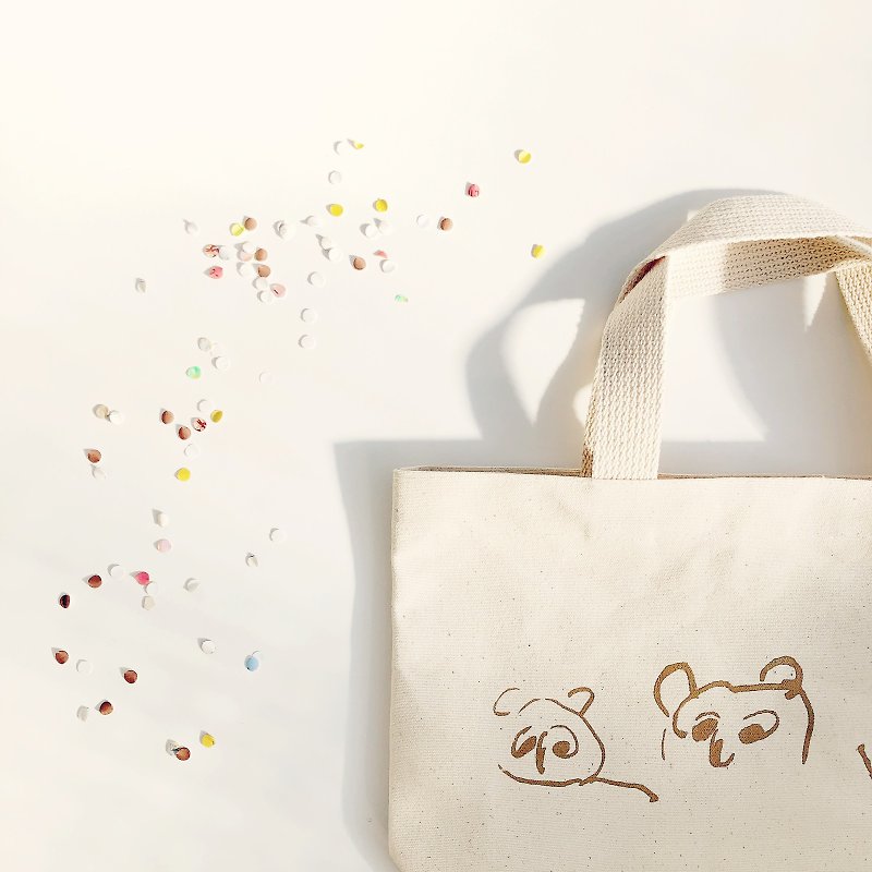 Three Little Bears-Play Together/ Silk Printed Lunch Bag Tote Bag - กระเป๋าถือ - ผ้าฝ้าย/ผ้าลินิน สีนำ้ตาล