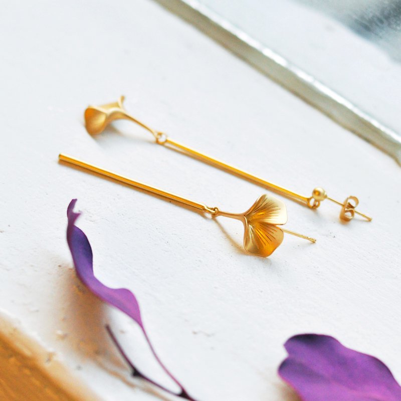 Ginkgo Leaf 18K Gold Asymmetric Drop Earrings - ต่างหู - เครื่องประดับ สีทอง