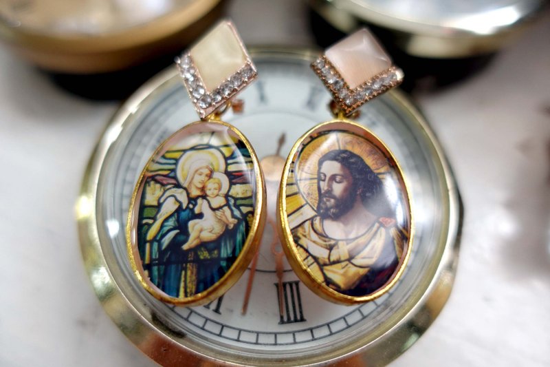 イエス・キリストの聖母教会の窓のグリルが付いている手作りのイタリアの宗教的なスタイルのイヤリングのペア - ピアス・イヤリング - 金属 多色