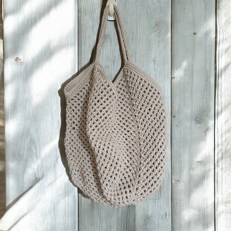 handcrafted crochet tote bag - กระเป๋าแมสเซนเจอร์ - ผ้าฝ้าย/ผ้าลินิน สีกากี