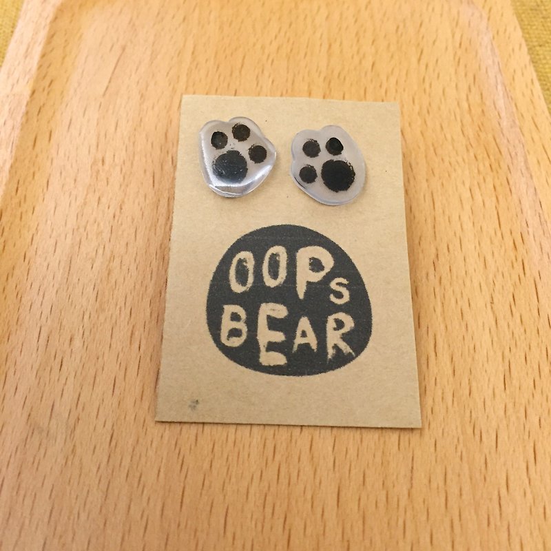 Oops bear - 白色熊掌耳環 - 耳環/耳夾 - 壓克力 白色