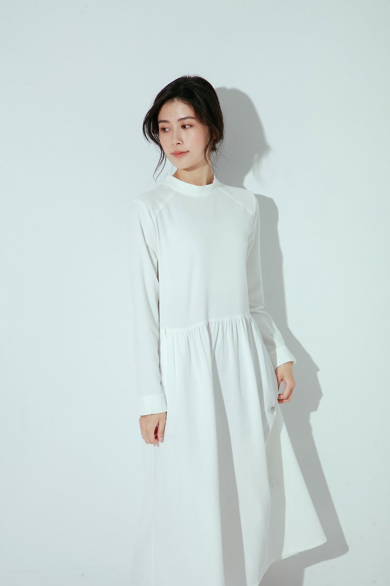 One-person travel small stand-up collar long-sleeved dress-Haihua Juan (white)/light wedding dress/white dress - ชุดเดรส - เส้นใยสังเคราะห์ ขาว