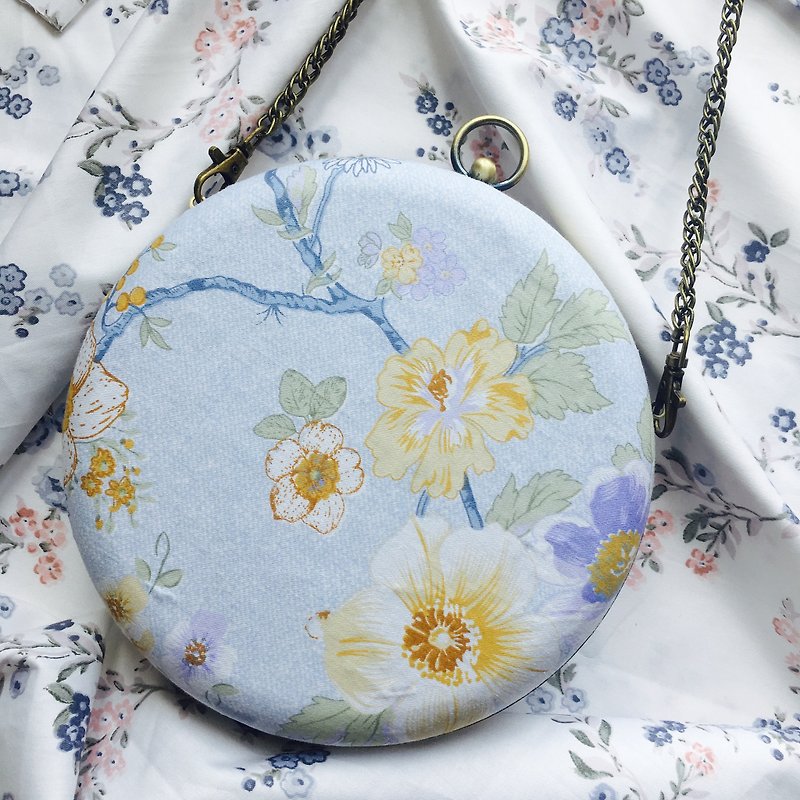 Bagel Bag - Baby Blue x White Flowers - กระเป๋าแมสเซนเจอร์ - ผ้าฝ้าย/ผ้าลินิน สีน้ำเงิน