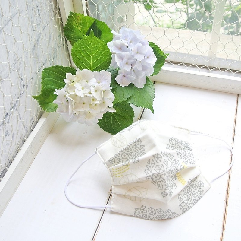 可洗滌、舒適且可愛的手工立體口罩 Hydrangea White 繡球花 - 口罩/口罩收納套 - 棉．麻 白色