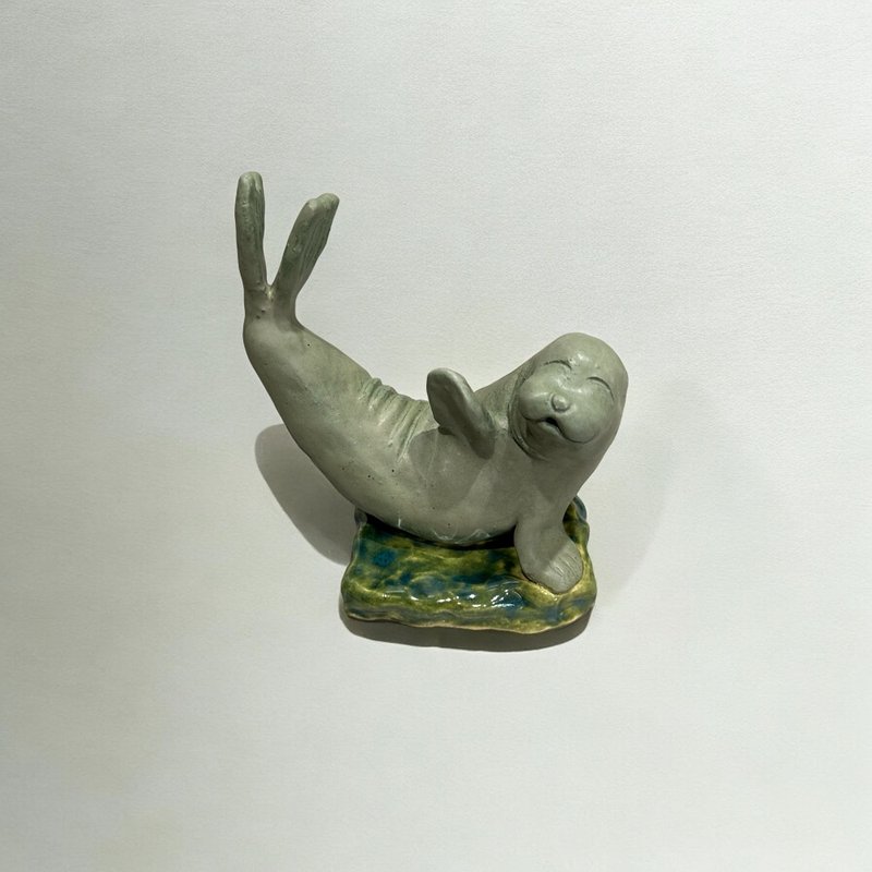 【カク Pottery】Handmade pottery baby seal playing in the water handmade ornaments/dolls/statues - Items for Display - Pottery Blue