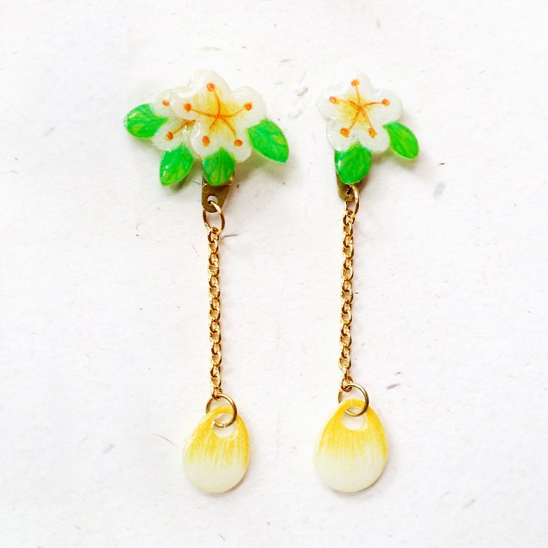 Small white flower dangle earrings - Earrings & Clip-ons - Plastic 