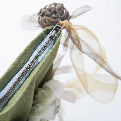 【未使用】咲き編みフラワー ハンドメイド 作家chiko クラッチバッグ カーキ 未使用】咲き編みフラワー ハンドメイド 作家chiko クラッチ