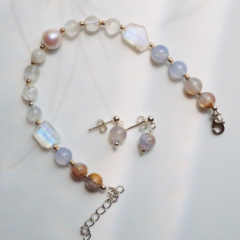 Warm Memories | Moonstone, Freshwater Pearl, Blue Chalcedony, Blue Onyx Sterling Silver Bracelet - สร้อยข้อมือ - เครื่องประดับพลอย 