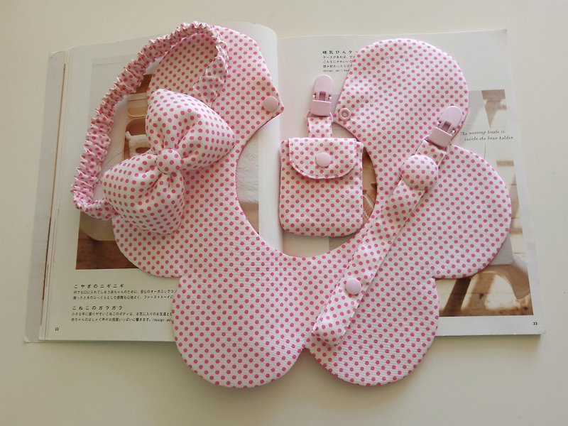 Pink little gift accessories births group bibs + headband + talismans bag + pacifier clip - ของขวัญวันครบรอบ - ผ้าฝ้าย/ผ้าลินิน สึชมพู