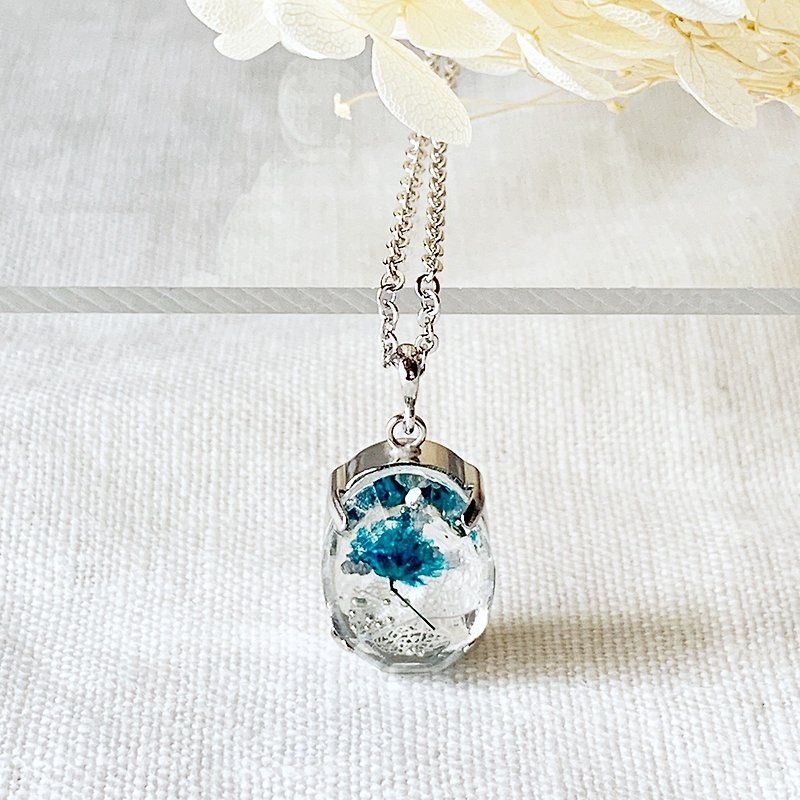 Oval necklace with haze grass trapped (blue green) - สร้อยคอ - เรซิน สีน้ำเงิน