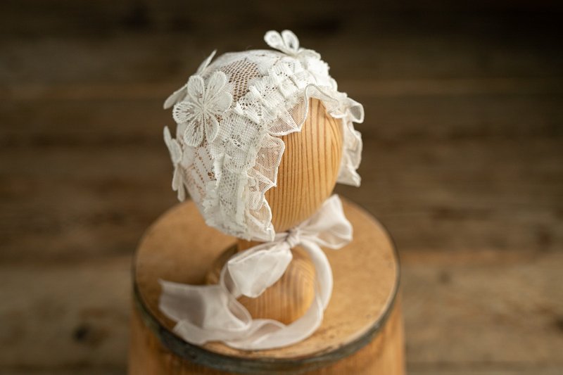White bonnet with lace for newborn girls:the perfect outfit for a little girl - 嬰兒手鍊/飾品 - 其他材質 白色