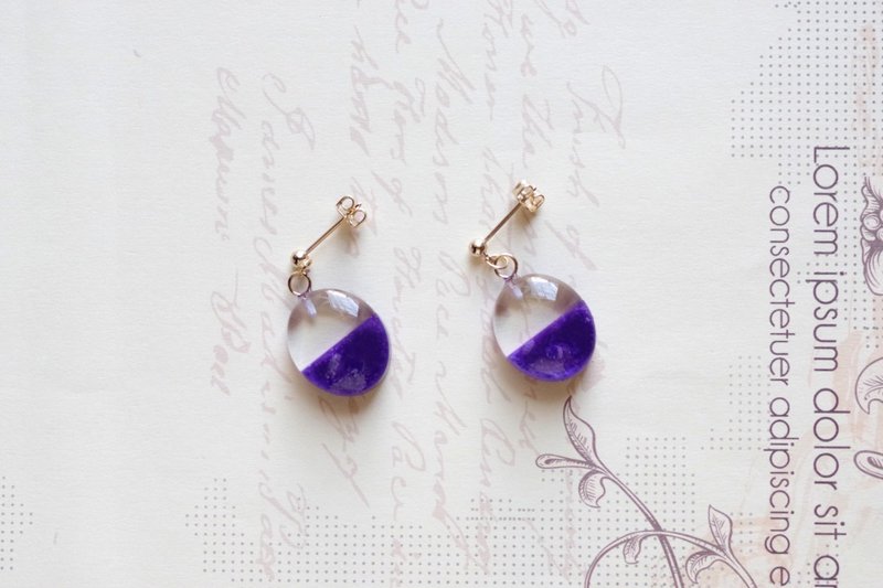 レジンアート　バイカラーのオーバルピアス・貴婦人の肖像 - ピアス・イヤリング - レジン パープル