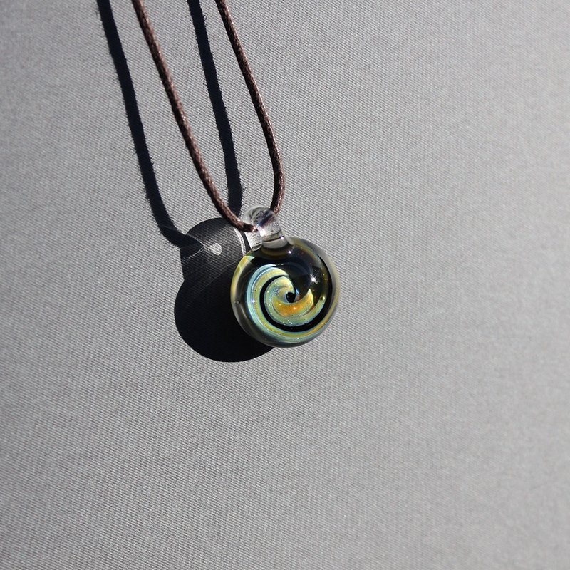 繞韻  宇宙玻璃項鍊 玻璃墜飾 交換禮物 生日禮物 飾品 - 項鍊 - 玻璃 多色