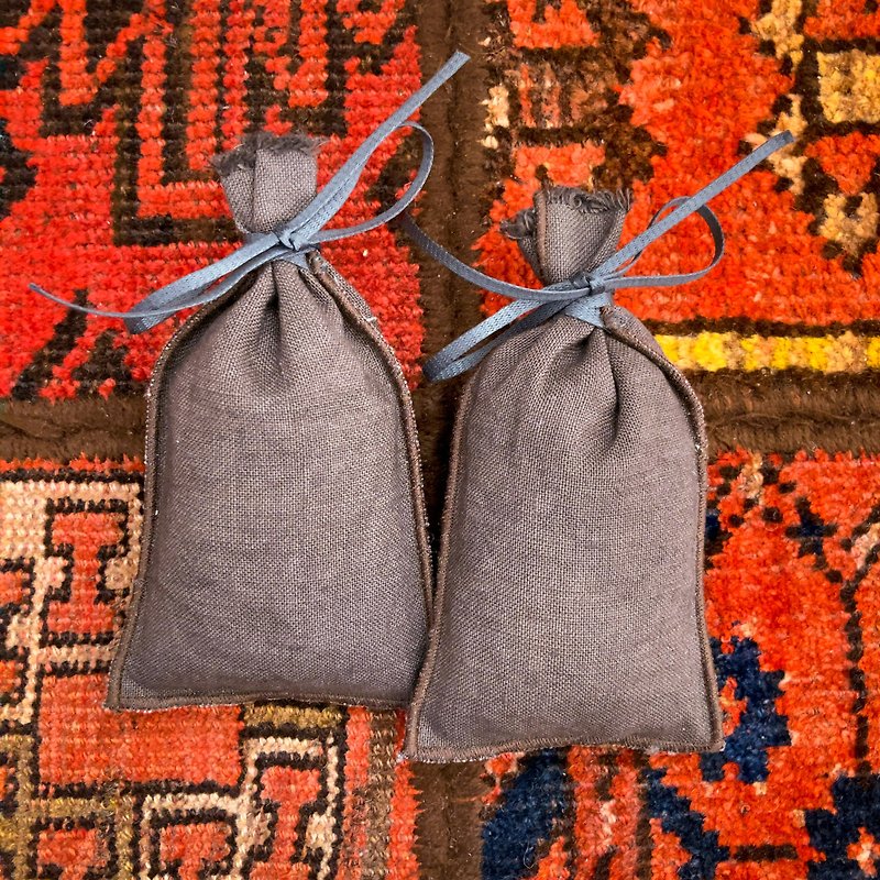 Deodorizing sustainable Hinoki shoe keepers S oak acorns dyed linen sachets - แผ่นรองเท้า - ผ้าฝ้าย/ผ้าลินิน สีนำ้ตาล