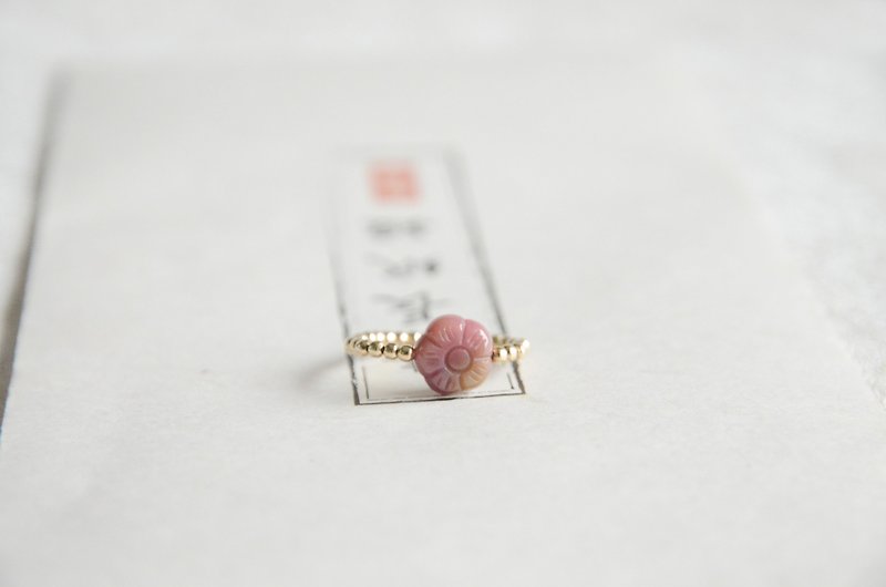 [Shiye] Natural Salt Agate Carved Flower 14k Gold Ring Ring - General Rings - Jade Pink