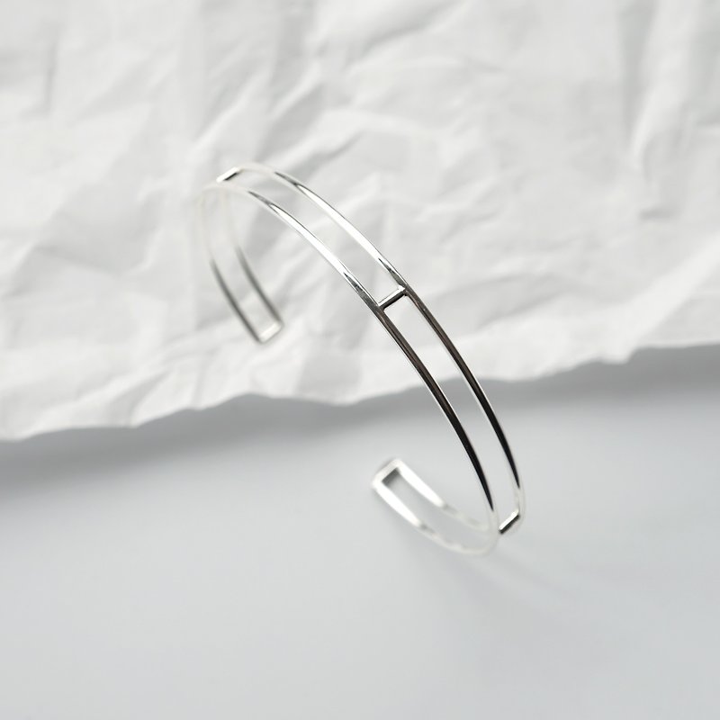 Minimal Silver Wire Bangle - สร้อยข้อมือ - กระดาษ สีเงิน