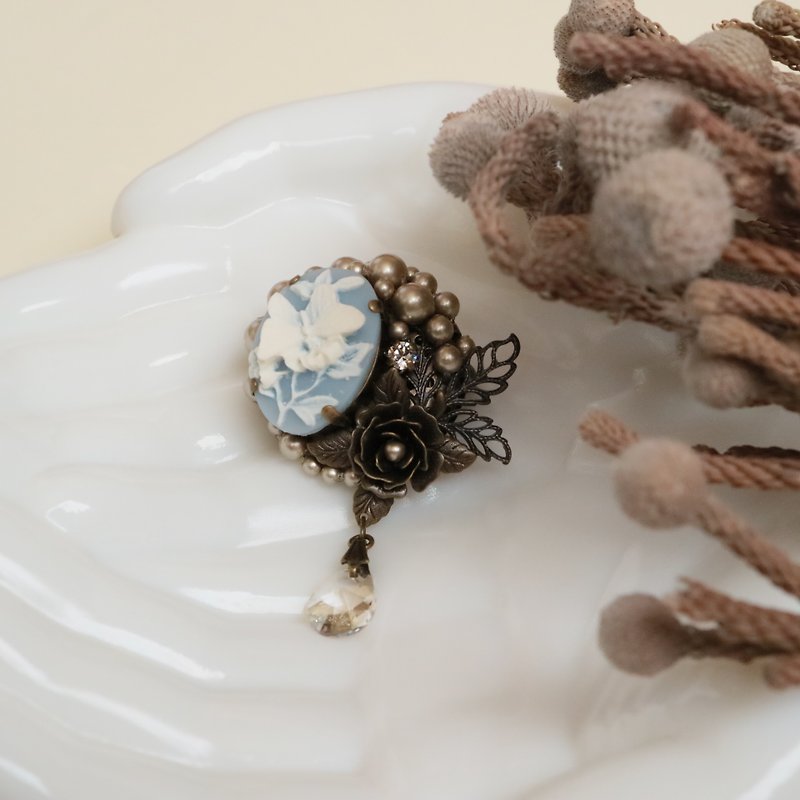 Descending butterfly brooch Flower lover Cameo Pearl Austrian crystal Classical Nostalgic Retro Elegant Romantic Shabby chic Drops Swinging - Brooches - Glass Blue