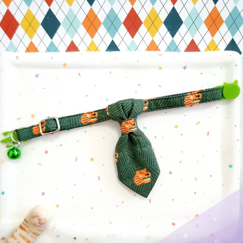 tiger fabric Cat Necktie Collar with Breakaway Safety Buckle - 項圈/牽繩 - 棉．麻 綠色