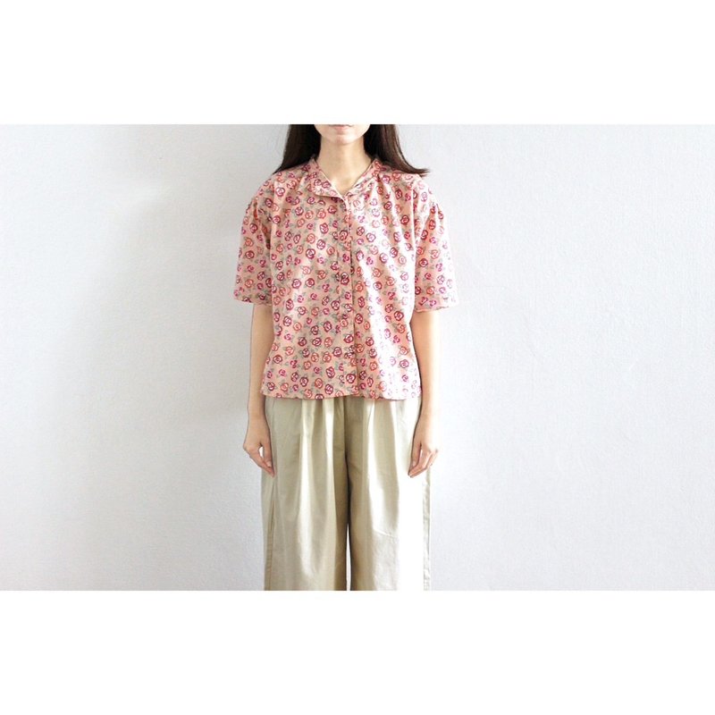 Triangle fabric patchwork top in pink with rose pattern - 女上衣/長袖上衣 - 棉．麻 