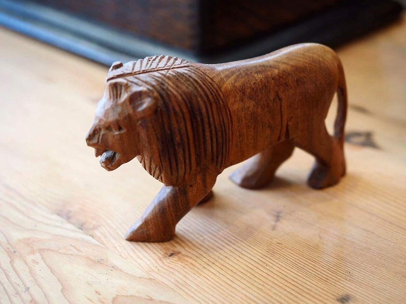Collection of the world! Hand-carved wooden animal series African lion (paragraph 10) - ของวางตกแต่ง - กระดาษ 