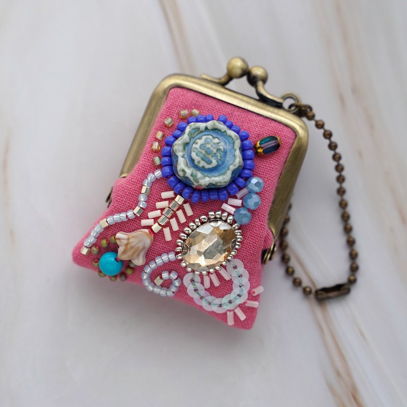 小さなビーズ刺繍のがま口 No.71 ピンクのガーゼ ネックレス・バッグチャームにも アクセサリーケース 手刺繍の一点物 - 吊飾/掛飾 - 棉．麻 粉紅色