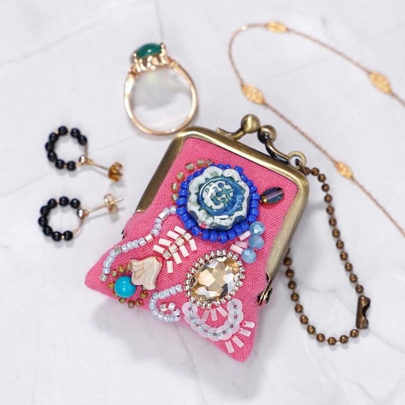 小巧珠繡零錢包 No.71 粉色紗布 亦可作項鍊・包包吊飾 飾品收納盒 手繡獨一無二作品 - 吊飾/掛飾 - 棉．麻 粉紅色