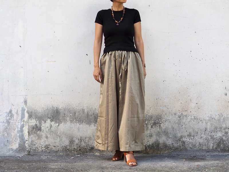 Wide pants that can be adjusted by squeezing with Khaki/ string