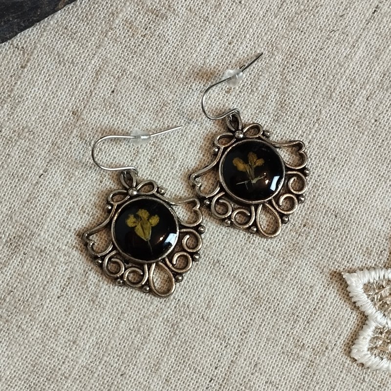 Vintage style earrings handmade. Black resin earrings with natural flower - ต่างหู - เรซิน สีดำ